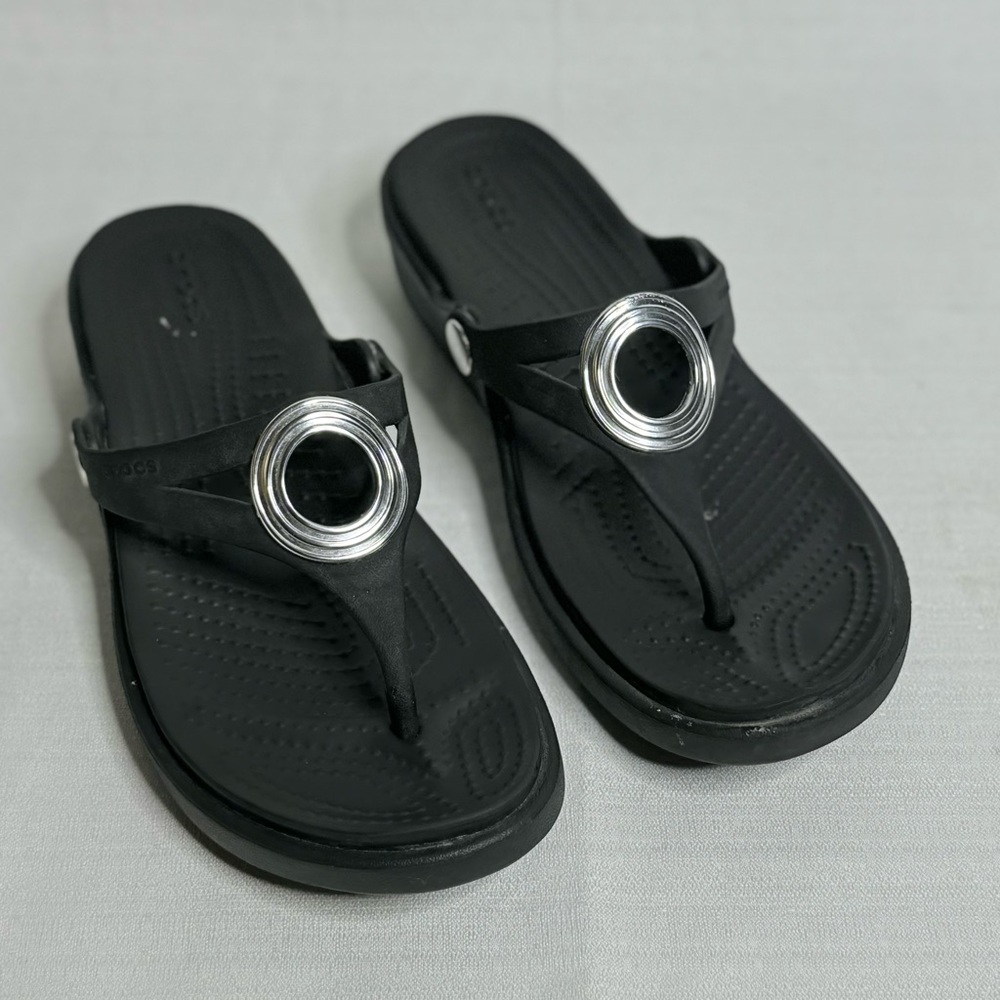 Crocs Sanrah Sandals Womens Sz 6 Black Silver Circle Slip On Thong Comfort Wedge